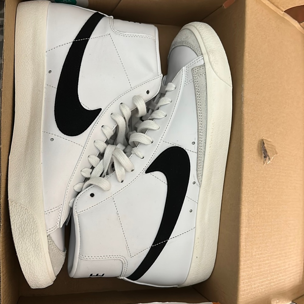 Nike Blazer Mid ‘77 VNTG. They are a size 9.5 Men’s and a size 11 Women’s.